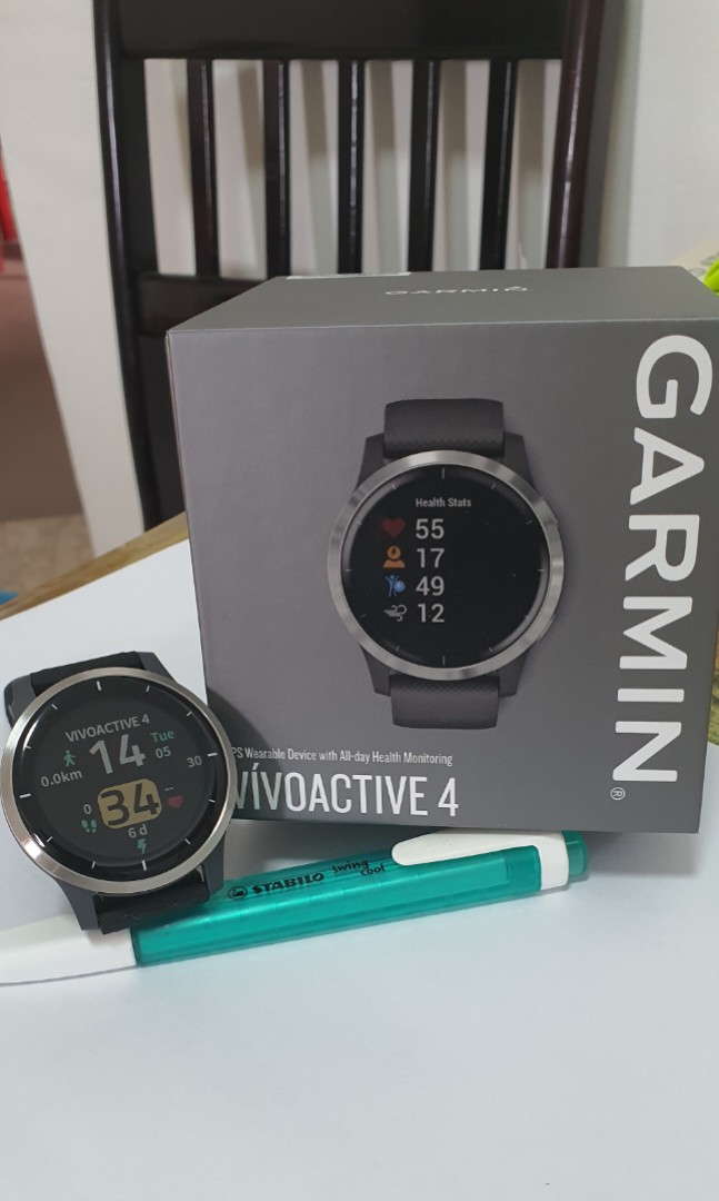 Garmin vivoactive 4 hotsell vs 4s size comparison