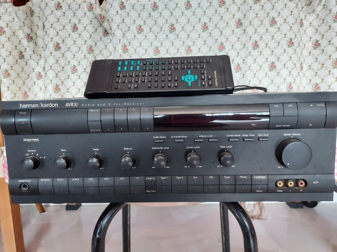 Harman Kardon AVR30 Amplifier/Home Theatre. No remote control. Self