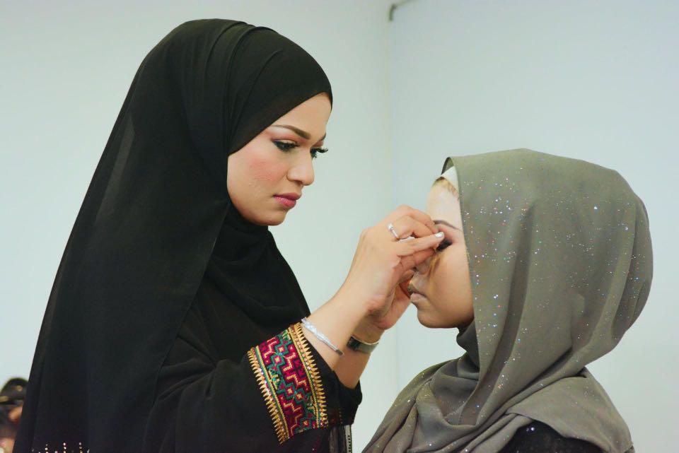 Makeup Workshop (Category: Makeup) located in Singapore. Submitted by lady_amirah77 (Listing ID 1153356122, Image 1). Description: The Personal Makeup Class is for those who wish to acquire an understated, professional and fuss-free makeup. The 2 hours 30 mins hours covers: * Skin care and preparing your skin for a lasting makeup * Tips on getting a natural glowing skin complexion * Identifying your unique face shape * Brows and shape * Selecting