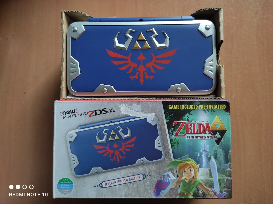 New Nintendo Ds Xl Hylian Shield Edition Video Gaming Video Game Consoles Nintendo On Carousell