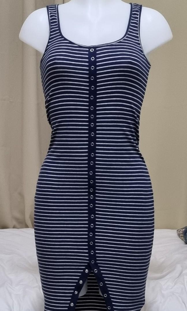 SEXY BODYCON DRESS (Category: Dresses) located in Pasig City. Submitted by queenvhie (Listing ID 1153285423, Image 1). Description: Sexy and fashionable, super nice sa actual. strechable, can fit M-L.