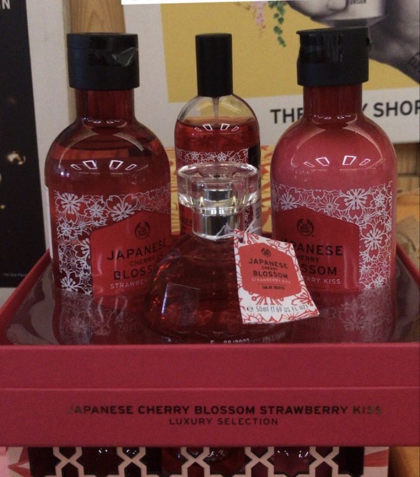 The body shop japanese cherry blossom strawberry kiss gift set