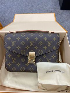 (Category: ) located in . Submitted by Chanelvintageflaps (Listing ID 1153423571, Image 1). Description: .
