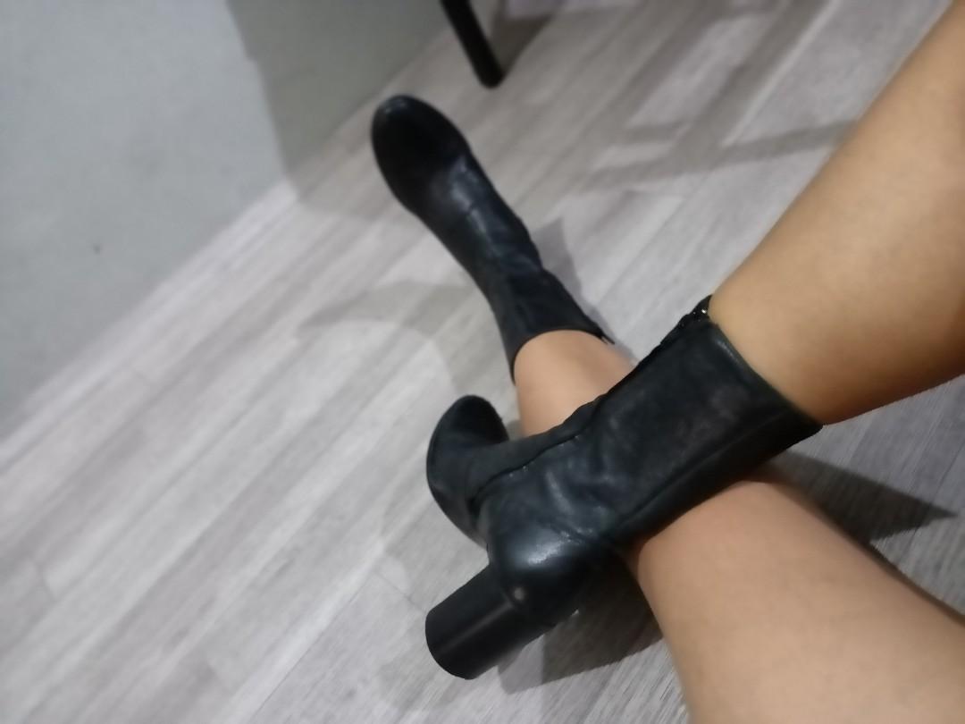Boots Black Made in Italy (Category: Foot Care) located in Taguig. Submitted by lux_limited (Listing ID 1153438817, Image 3). Description: size:37 color:Black Note: No Defect,Sign of Usage only..