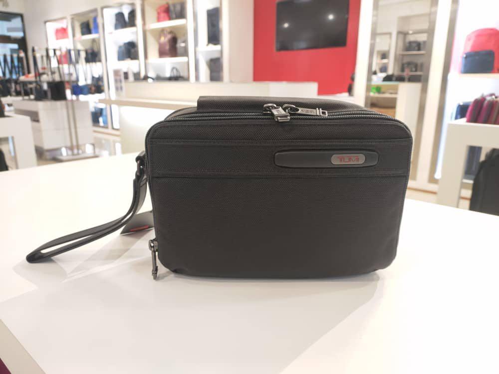 tumi business clutch