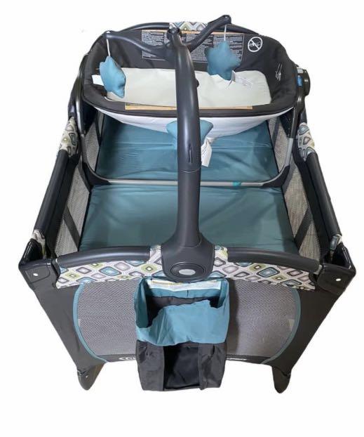 Graco Pack and Play Change n' Carry, Babies & Kids, Baby Nursery & Kids