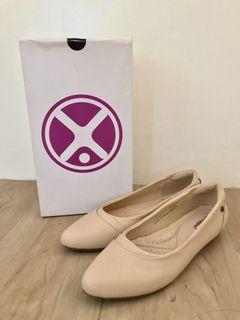 Authentic Hush Puppies Nude Leather Flats (Size 7.5)