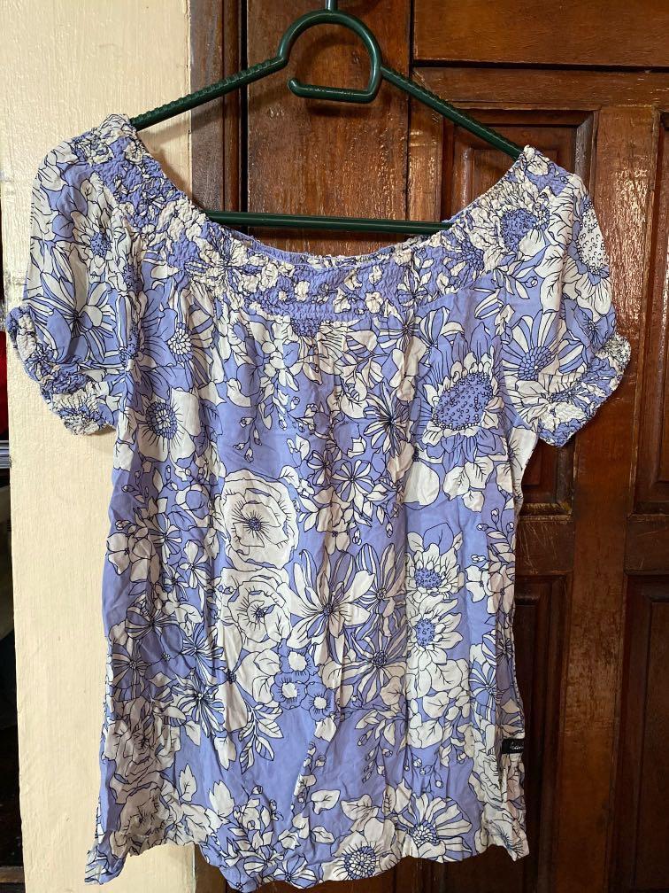 Kamiseta Floral Off Shoulder (Category: Others Tops) located in Quezon City. Submitted by jxl.declutter (Listing ID 1153432086, Image 1). Description: .