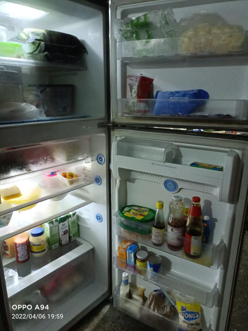 LG Inverter Refrigerator. Good condition. 68x27x25inches. Lower