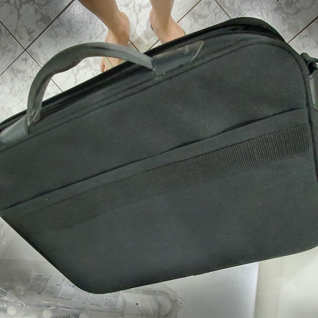 ORIGINAL SAMSONITE LAPTOP BAG (Category: Laptop Bags & Sleeves) located in Valenzuela. Submitted by mluck (Listing ID 1153508504, Image 2). Description: .
