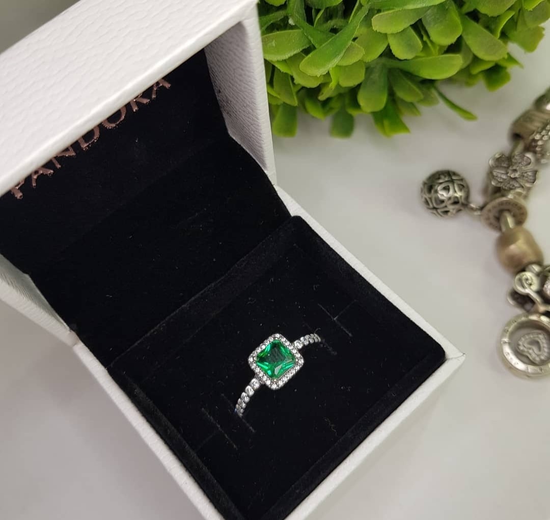 Emerald green sales pandora ring