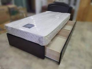 Single Bed with Mattress and Drawers
Bedframe: L78 W36 incjes
Mattress: L75 W39.5 Thickness 8 inches
Solid wood