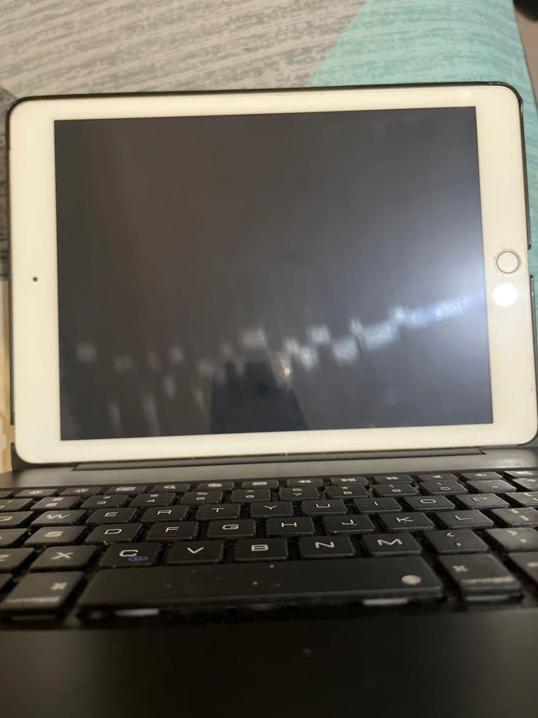 (Free wireless keyboard) iPad 5th Gen 32GB Cellular, Mobile Phones