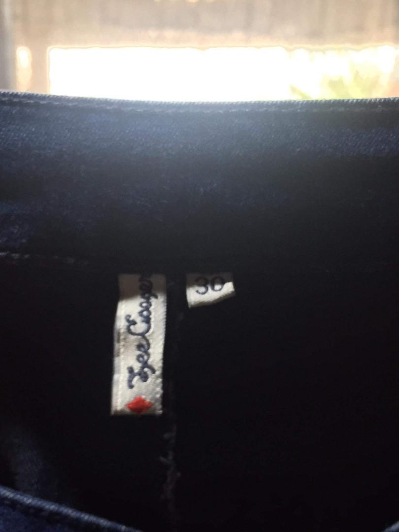 Lee Cooper skinny jeans (Category: Jeans) located in San Pedro. Submitted by cadh_ (Listing ID 1153657834, Image 3). Description: Lee skinny jeans Php 280 No flaws. Never been used. Actual color: dark blue Has a ripped detail on the knees. Size: 30" Length: 38" See pictures for more details. MOP: Gcash.