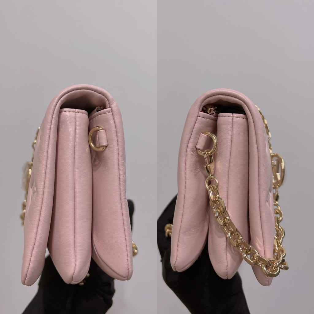 Louis Vuitton LV Pochette coussin pink Leather ref.288356 - Joli Closet