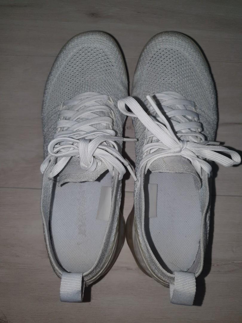 White vapormax on sale size 4