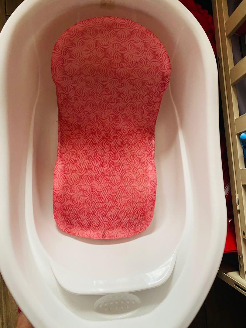 Preloved Baby Bath Set (Category: Bathtub & Bath Accessories) located in Quezon City. Submitted by parischanelcollection (Listing ID 1153642562, Image 1). Description: Baby Bath Set + Free Kulambo (for Newborn up) Price is fixed Lalamove/Grab.