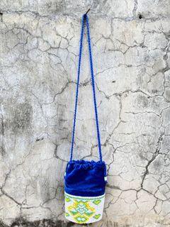 Tas kecil manik-manik warna biru