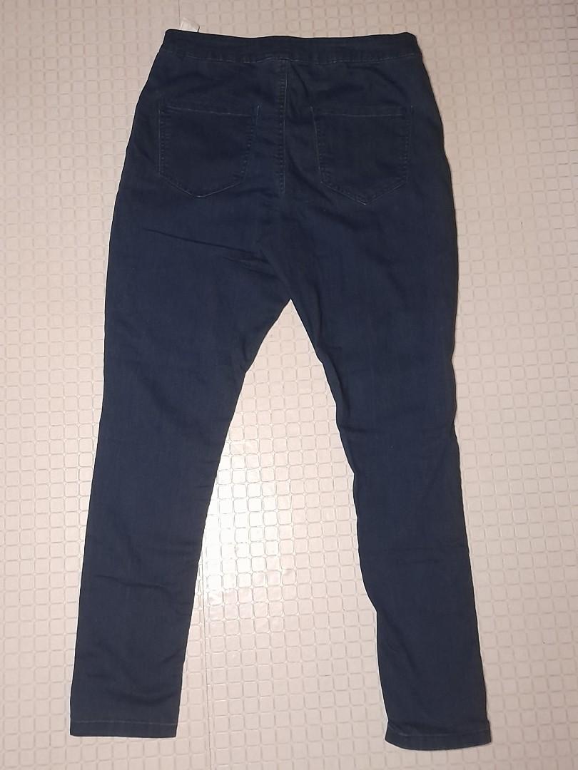 Lee Cooper skinny jeans (Category: Jeans) located in San Pedro. Submitted by cadh_ (Listing ID 1153657834, Image 2). Description: Lee skinny jeans Php 280 No flaws. Never been used. Actual color: dark blue Has a ripped detail on the knees. Size: 30" Length: 38" See pictures for more details. MOP: Gcash.