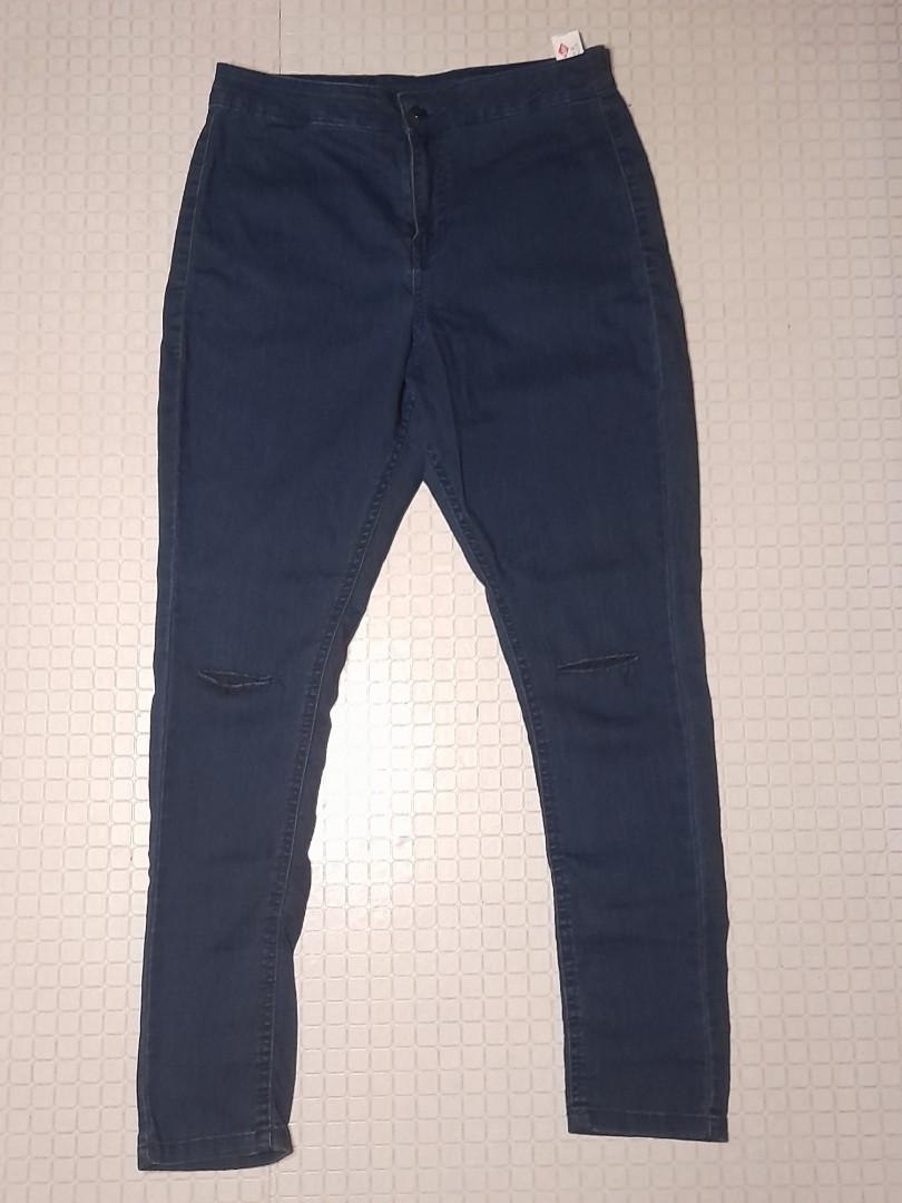 Lee Cooper skinny jeans (Category: Jeans) located in San Pedro. Submitted by cadh_ (Listing ID 1153657834, Image 1). Description: Lee skinny jeans Php 280 No flaws. Never been used. Actual color: dark blue Has a ripped detail on the knees. Size: 30" Length: 38" See pictures for more details. MOP: Gcash.