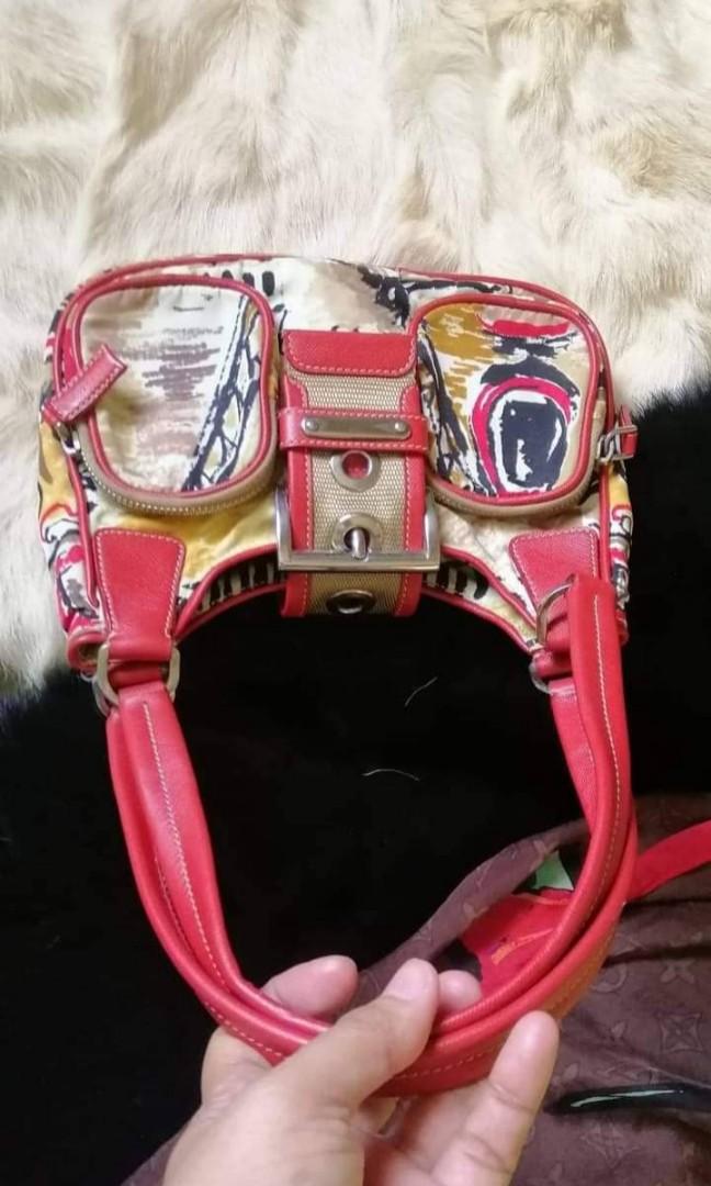 Limited edition prada pochette (Category: Luxury Bags & Wallets) located in Butuan. Submitted by jen_pre (Listing ID 1153873828, Image 3). Description: .