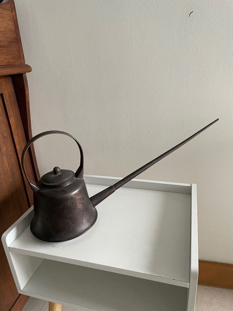 Long spout tea kettle outlet