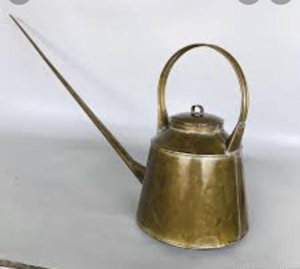 Long spout tea kettle outlet