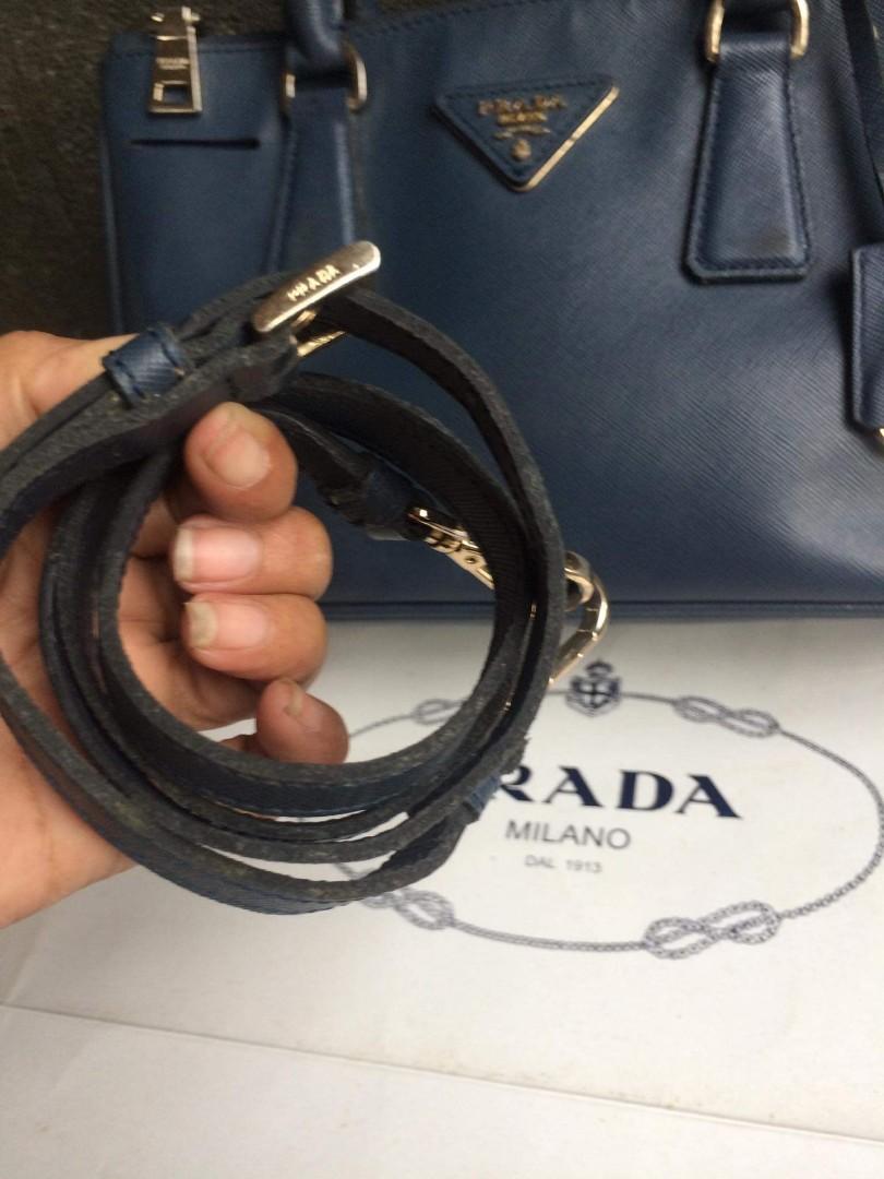 PRADA SAFFIANO 2WAY BAG😍 (Category: Luxury Bags & Wallets) located in Bacolod City. Submitted by chuchaystuffs (Listing ID 1153759909, Image 3). Description: with sling , onting signs of use lg po maganda pa with code and lampo zip..self authentication is advised po..see pics for referwnce.