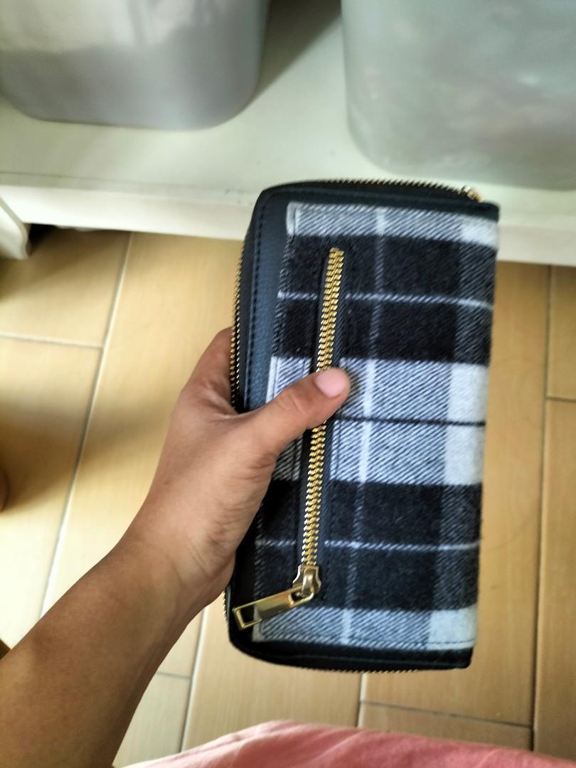 wallets (Category: Wallets & Card Holders) located in Singapore. Submitted by MyName17 (Listing ID 1153914924, Image 3). Description: 2 time used only, I dont have habit to carry big wallets ..because i sometimes lost...