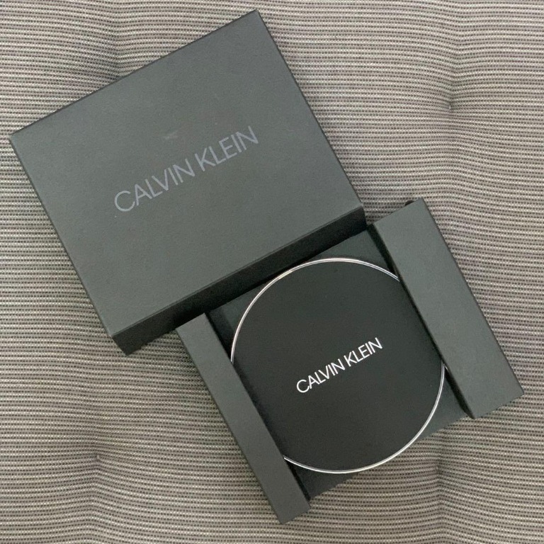 https://media.karousell.com/media/photos/products/2022/4/9/calvin_klein_wireless_charger_1649477982_4116a4e0