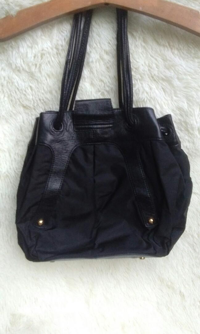 Donald J Pliner (Category: Shoulder Bags) located in Marikina City. Submitted by rhodorasarmiento1970 (Listing ID 1153971761, Image 3). Description: Bago po sya..fr US.