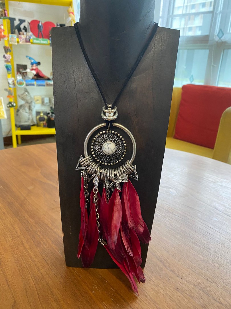 Red feather black lovisa necklace 
