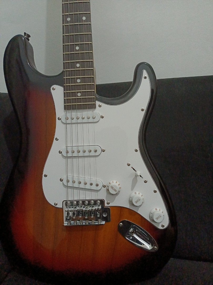Smiger Electric Guitar with free Portable Amplifier, Hobbies & Toys ...