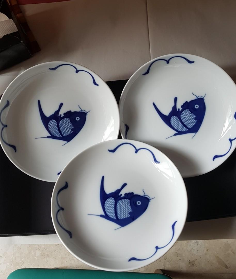 Vintage/Classic Chinese 9 inch blue Koi fish plate, Furniture & Home