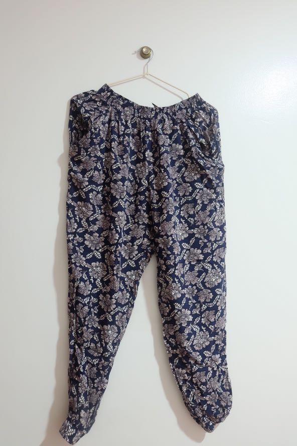 Atmosphere floral Gypsy Pants (Category: Other Bottoms) located in Makati City. Submitted by haci2020 (Listing ID 1158228408, Image 1). Description: Atmosphere floral blue gypsy pants Perfect for summer ootd Best fits small to medium frames With side pockets Mode of payment: Gcash or BPI only.