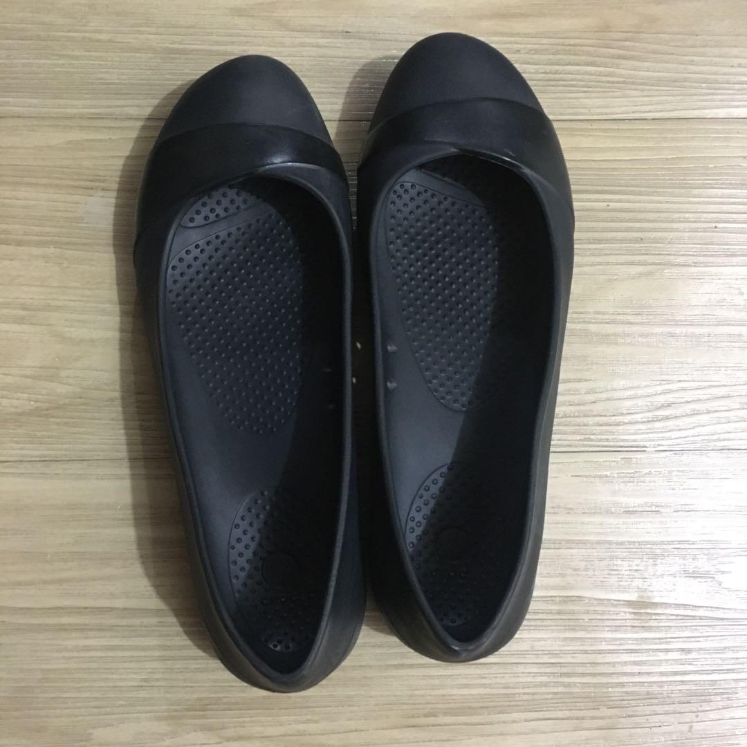 Black hotsell closed crocs