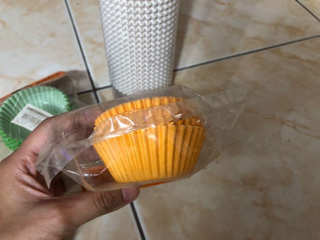 Cupcake Liners (Category: Bakeware) located in Marikina City. Submitted by elaishoppe (Listing ID 1158222670, Image 3). Description: Cupcake liners for sale Size: 3oz About 900+ pcs available No issues Brand new.