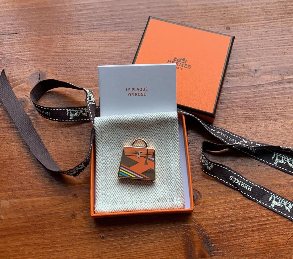 Hermes Curiosite Kelly Laque H Vibration Pendant – The Orange Box PH