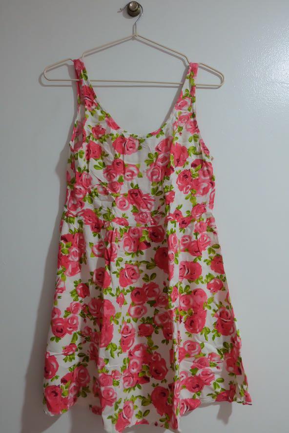 H&M floral mini dress (Category: Dresses) located in Makati City. Submitted by haci2020 (Listing ID 1158227161, Image 1). Description: H&M (divided) mini dress Used twice only Perfect as cover up in bikinis Fits perfect from Small to Medium frames Mode of payment: Gcash or BPI only .