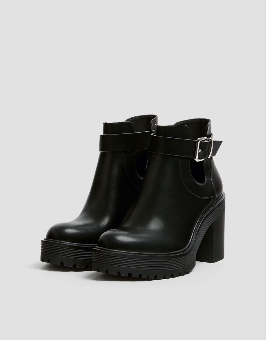 Bear Cut-out Ankle Boots / Heel 