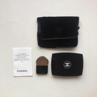 Chanel Compact Powder Vitalumiere Compact Douceur spf 10 shade 20 Beige