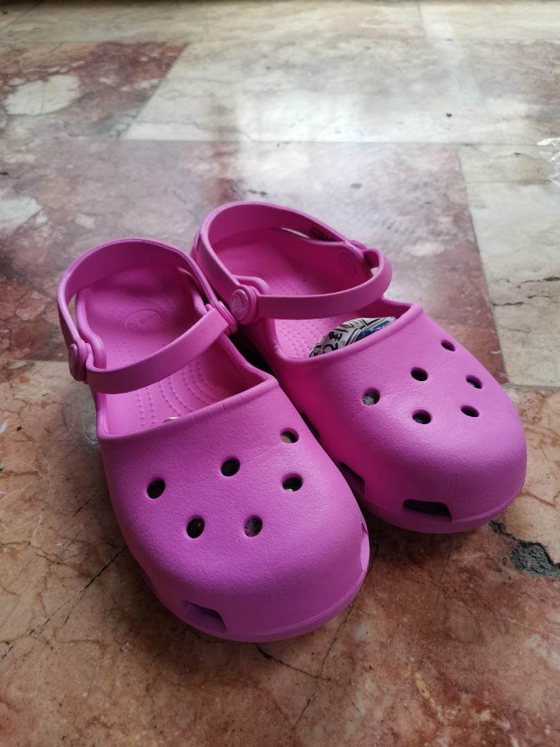 Crocs w5, Women's Fashion, Footwear, Flats & Sandals on Carousell