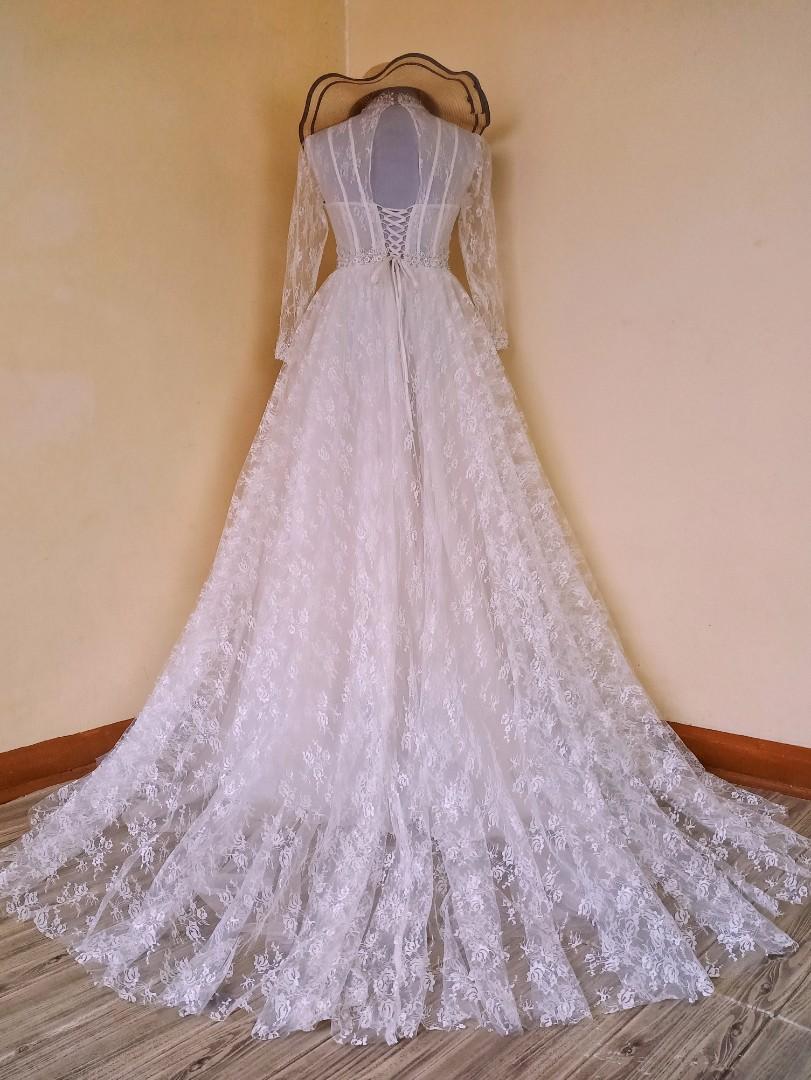 Victorian corset flowy wedding gown (Category: Evening dresses & gowns) located in Caloocan City. Submitted by anglla21 (Listing ID 1159792190, Image 2). Description: BRANDNEW with tag, padded corset gown with built-in petticoat na sya no need for petticoat if want mo na flowy lang sya, superb in actual, never worn kasi tumaba this pandemic yung gagamit 😅 size: XS-M, pwedeng gawing di tali hanggang baba tanggalin yung zipper ☺ with veil, free pe