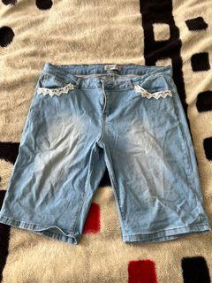 Woman’s shorts size 16