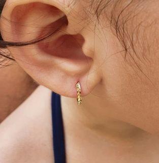 18k pawnable baby loop / hoop earrings mini huggies (ridged)