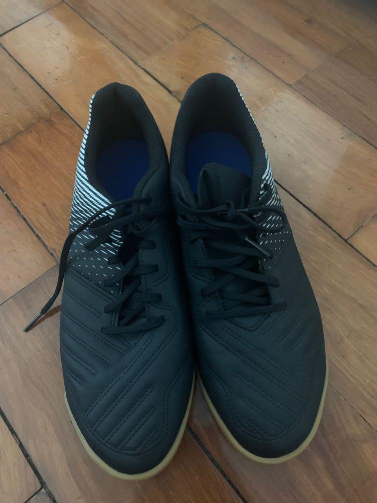 Kipsta size 9.5 futsal shoes NEW