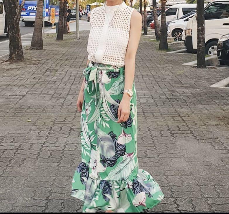 Long skirt floral green (Category: Skirts) located in Dasmarinas. Submitted by jabev (Listing ID 1160050098, Image 1). Description: For sale Long green floral skirt only Freesize (small to large) garterized at the back Used once only Super flattering in person :) .