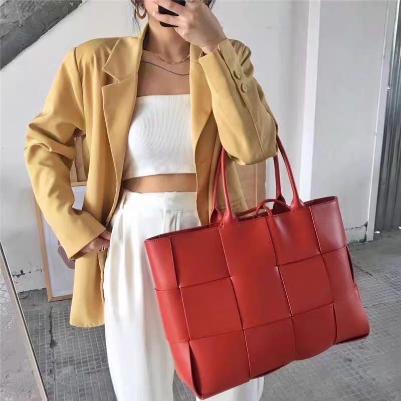 Valentino Red Tote Bag, Women's Fashion, Bags & Wallets, Shoulder Bags on  Carousell
