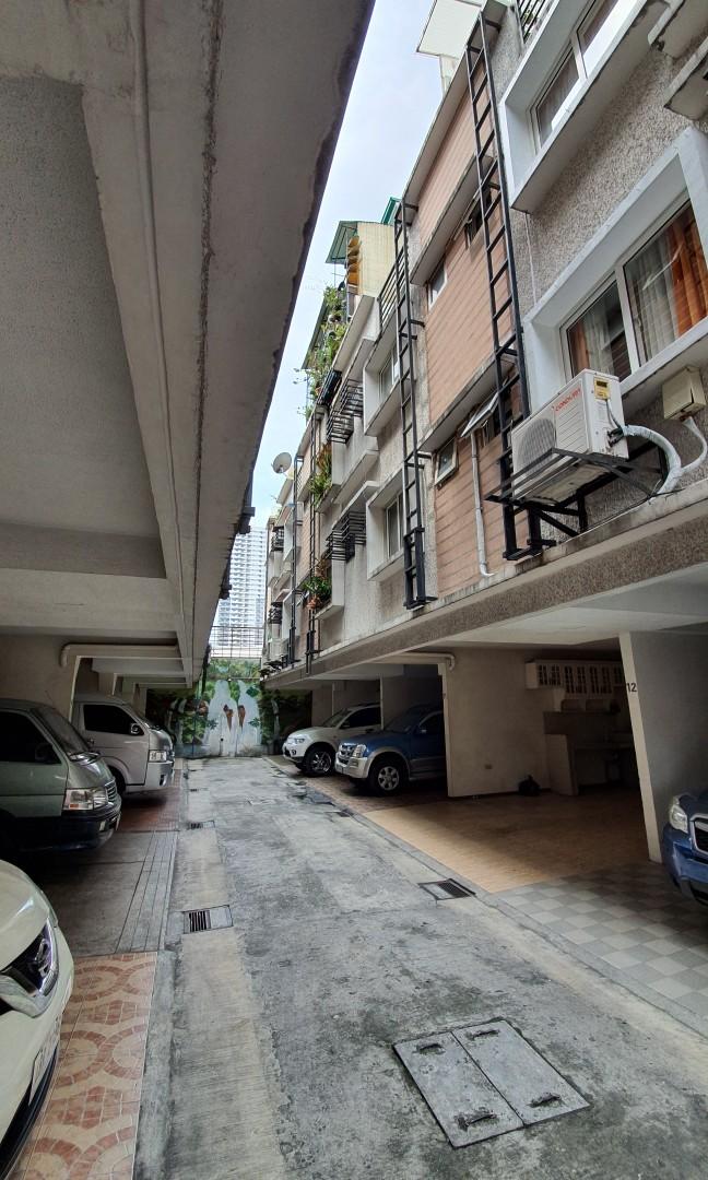 Townhouse Cubao QC (Category: Townhouse) located in Quezon City. Submitted by kevtrinidad (Listing ID 1159944592, Image 3). Description: Location: 9th Avenue, Cubao, Quezon City Walking distance from the following establishments: 1. SM Hypermarket Cubao - 3min walk 2. SM City Cubao - 3min walk 3. Gateway Mall - 5min walk 4. Araneta Center - 5min walk 5. Farmer's Market - 5min walk - Floor area-128 sqm. - Lot area- 32 sqm. - 4 storey residential t