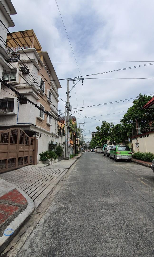 Townhouse Cubao QC (Category: Townhouse) located in Quezon City. Submitted by kevtrinidad (Listing ID 1159944592, Image 2). Description: Location: 9th Avenue, Cubao, Quezon City Walking distance from the following establishments: 1. SM Hypermarket Cubao - 3min walk 2. SM City Cubao - 3min walk 3. Gateway Mall - 5min walk 4. Araneta Center - 5min walk 5. Farmer's Market - 5min walk - Floor area-128 sqm. - Lot area- 32 sqm. - 4 storey residential t